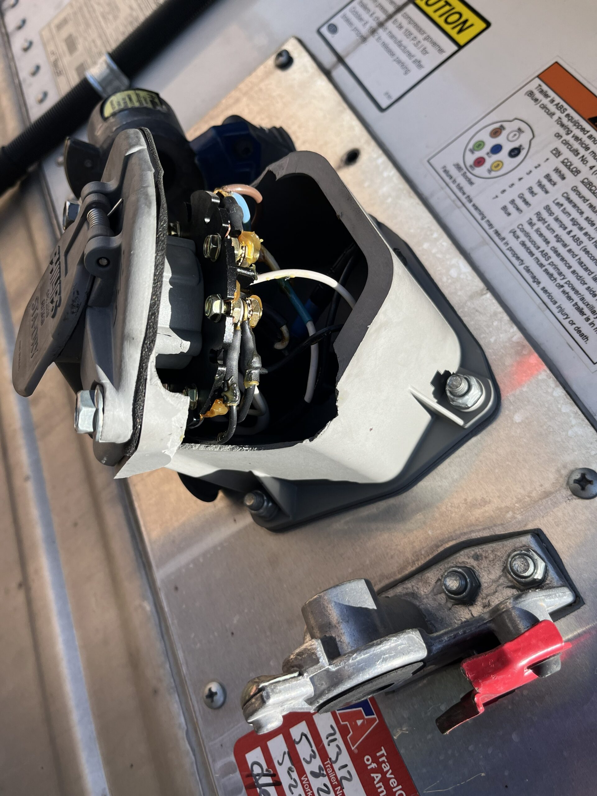 mesa-az-trailer-electrical-connector-repair-closeup