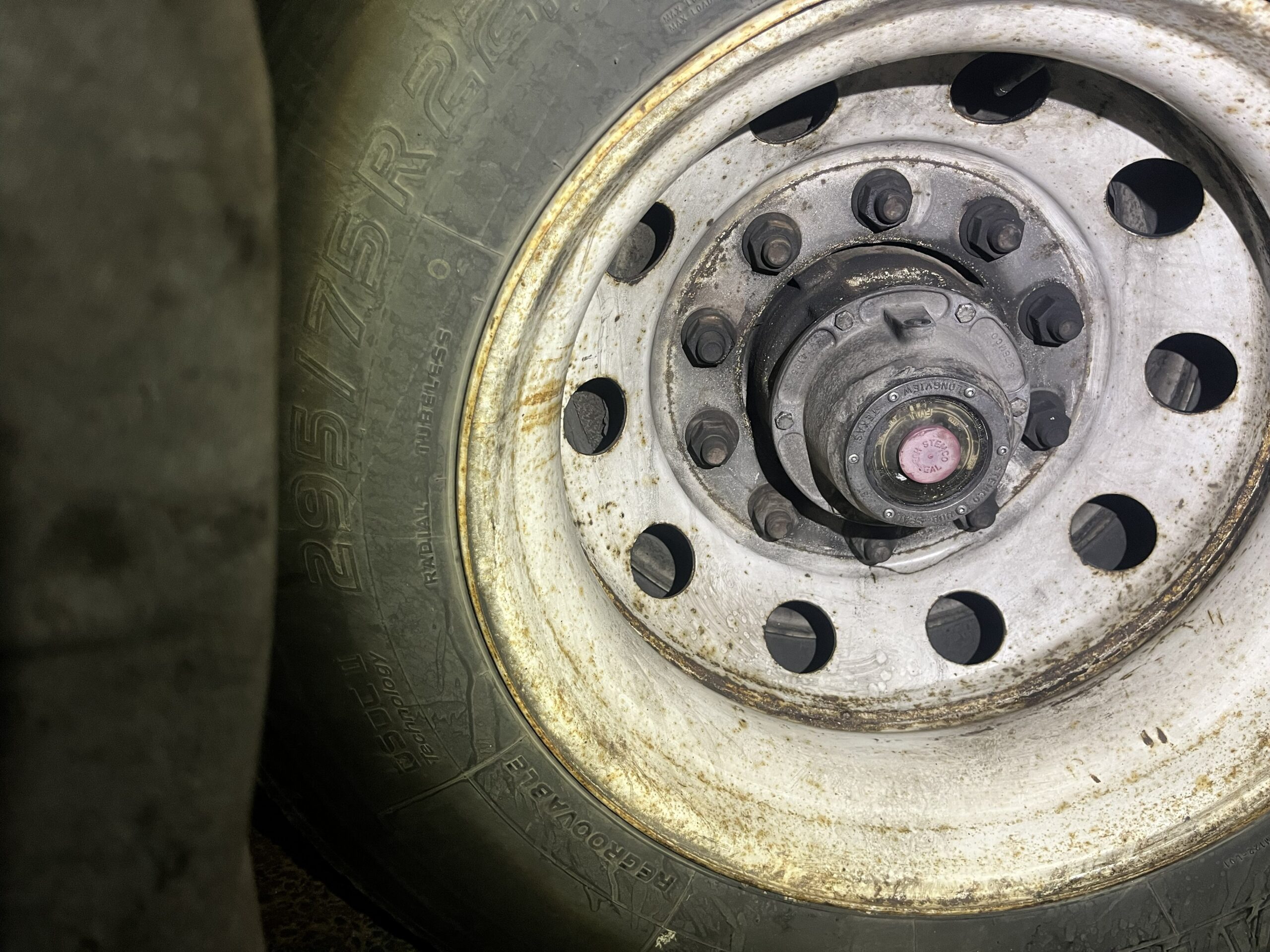 phoenix-az-truck-tire-wheel-hub-inspection-closeup